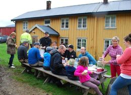 8 Damene servert sodd, noe som smakte til en dyktig dugnadsgjeng