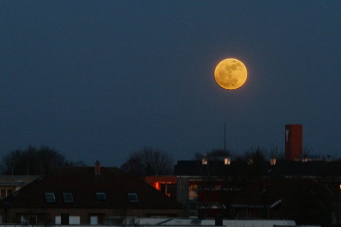 Supermoon_over_Germany,_2011_690x460.jpg