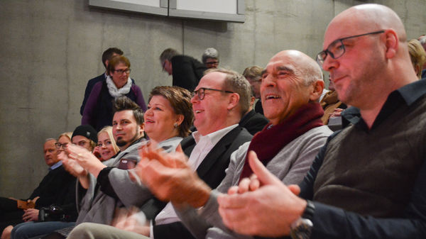 Fra høyre: Tom Erik Holmlund fra Moelven industrier, eiendomsinvestor Arthur Buchardt, rådmann Jørn Strand, ordfører Anita Ihle Steen og Jens Edgar Haugen fra Anti. Gruppebilde