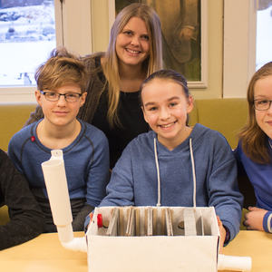 6.trinnselever fra Stavsberg skole. Foran fra venstre Henrik Kvarstad, Gabriel Engdal, Vilma Andersson Reitan og Rune Stendahl-Thorsen. Bak: Lærer Cecilie Stoltz.