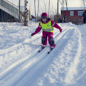 Jente på ski