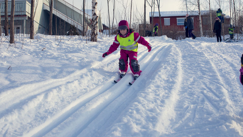 Jente på ski