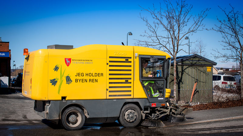 Et sikkert vårtegn: Feiebilen er ute nå! Feiebil