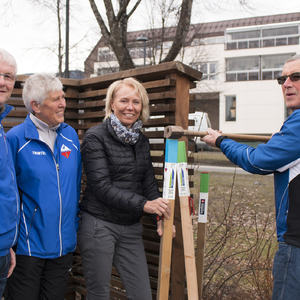 Folk med orienteringsstolpe