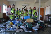 Ungdom fra mellomtrinnet ved Berlevåg skole skal i gang med å sortere strandsøpla som skal festes på Plastkveita_700x464