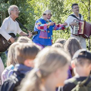 Barn som ser på forestilling