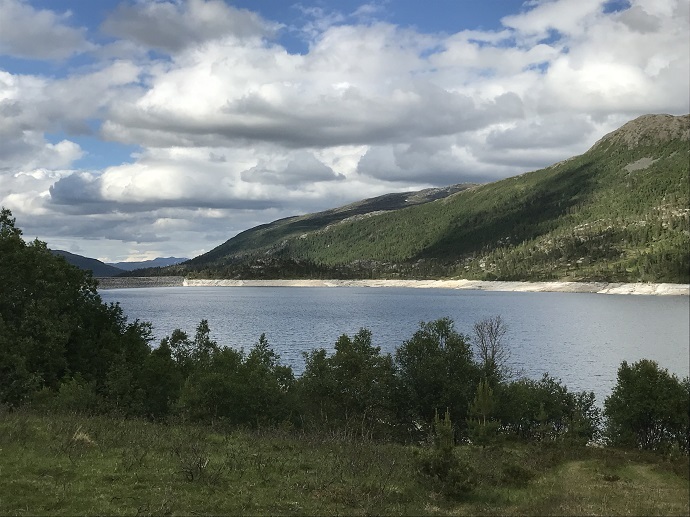 Gråsjøen med Slumpan til høyre.jpg