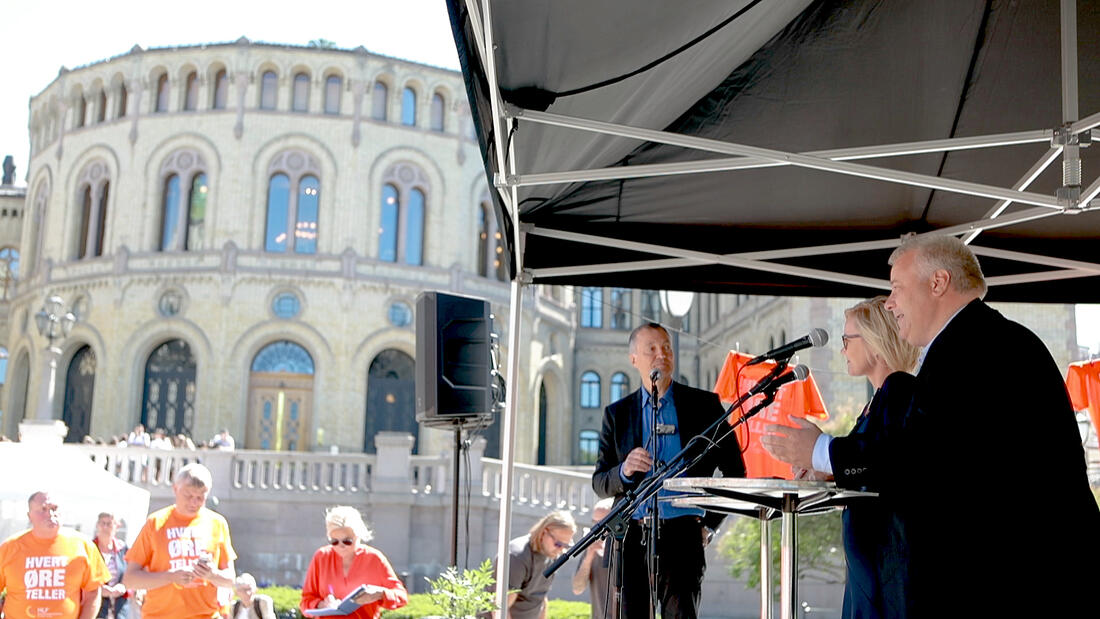 ENIGE. Ingvild Kjerkol (Ap) og Bård Hoksrud (FrP) vil prioritere eldre med nedsatt hørsel. Her med debattleder Aslak Bonde (t.v.)