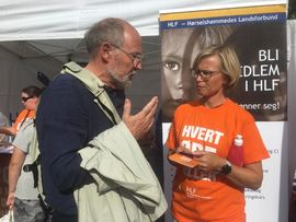 ENGASJERT I HØRSEL. En engasjert stortingsrepresentant Svein Roald Hansen  (Ap) diskuterer temaet eldre og hørsel med Johanne Fossen, teamleder ved HLF Briskeby kompetansesenters forskning og utviklingssenter. Foto: Hildegunn Fallang