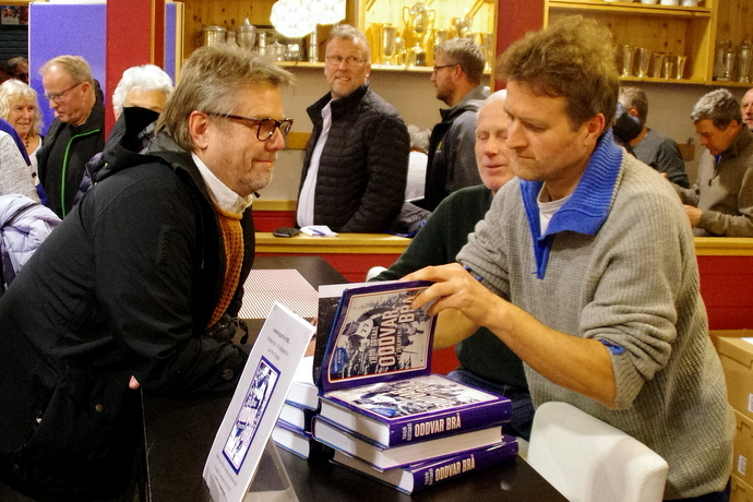 Thor Gotaas og Oddvar Brå signerer bok.JPG