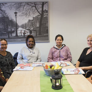 Damer rundt et bord