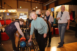 BOWLING. Extstaiftelsen delte før jul ut midler til mange prosjekter i HLF-regi. Her medlemmer i HLF Bergen og primus motor Reidar Breistein i aksjon i bowlinghallen.Foto. Ståle Melhus, Fanaposten