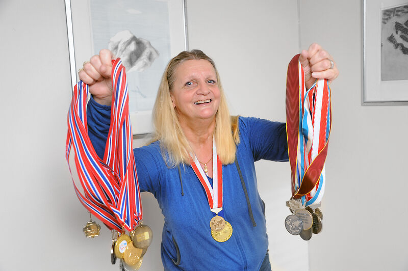 VERDENSMESTER. 59 år gamle Dot Elisabeth Bergh fra Bærum har ingen planer om å legge opp som parautøver. I juli blir hun storfavoritt på hjemmebane når VM i vannski arrangeres på Skarnes.