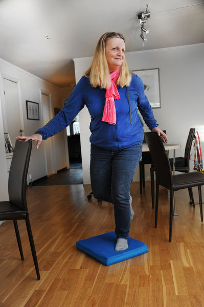 HJEMMETRENING. Dot tror mange med nedsatt hørsel undervurderer hvor viktig det er med god balanse. Selv trener hun jevnlig på balanseputer både hjemme og på treningssenter.