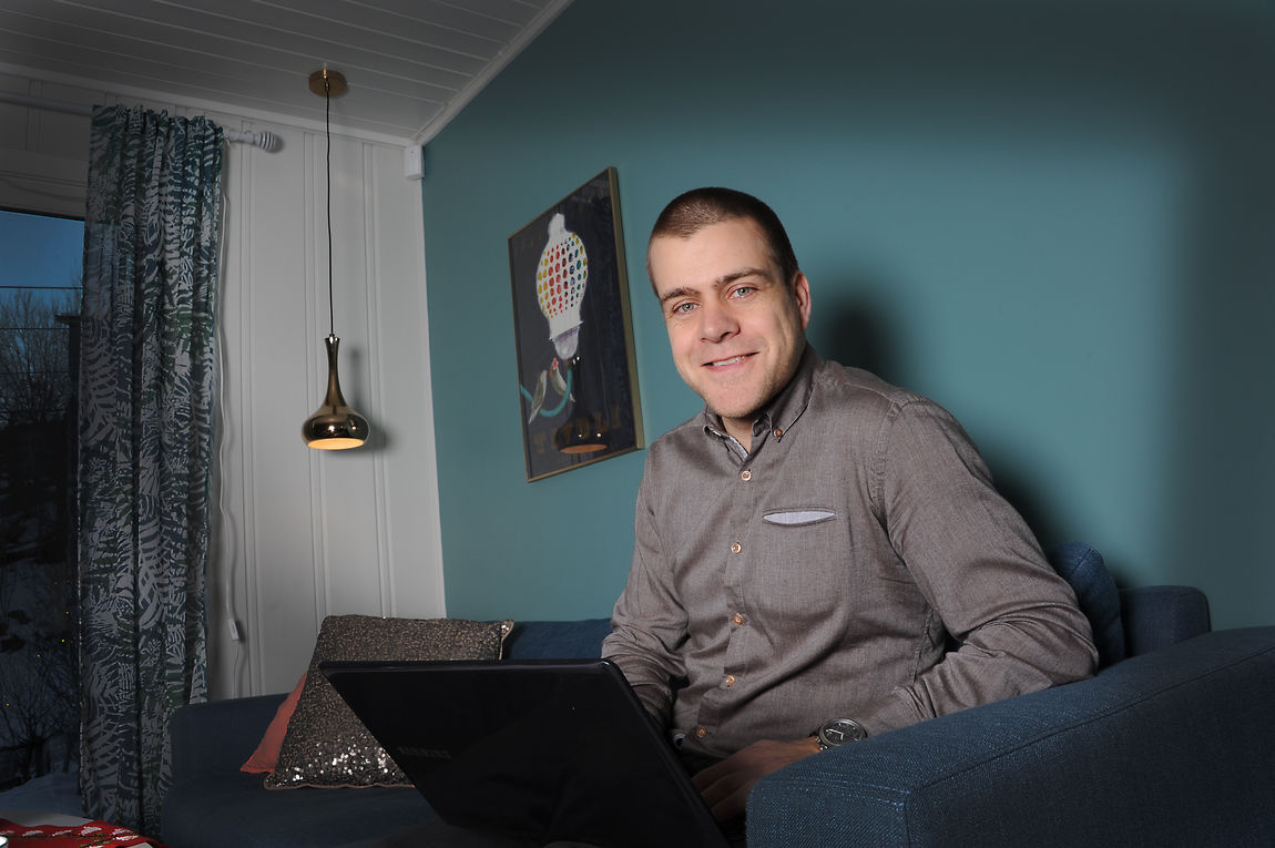 PÅ PLASS. HLFs nye generalsekretær Henrik Peersen (36) gleder seg til å kjempe på vegne av samfunnets snart én million hørselshemmede. (Foto Marianne Otterdahl-Jensen). PÅ PLASS. HLFs nye generalsekretær Henrik Peersen (36) gleder seg til å kjempe på vegne av samfunnets snart én million hørselshemmede. (Foto Marianne Otterdahl-Jensen).