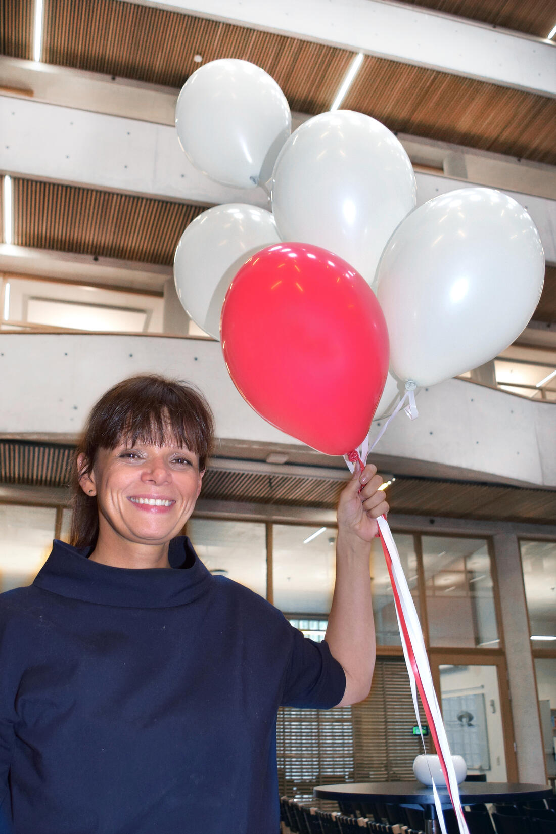SKILL DEG UT! Forsker og forfatter Katharine Cecilia Williams oppfordrer hørselshemmede til å gjøre seg mer synlig. - Vær en rød ballong, istedet for å være en usynlig hvit ballong, lyder hennes oppfordring.