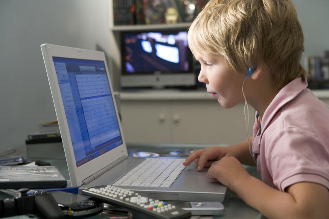 NY TEST. På HLFs hjemmeside kan barn nå teste hørselen sin med hjelp av et dataspill.Illustrasjonsfoto. Colourbox