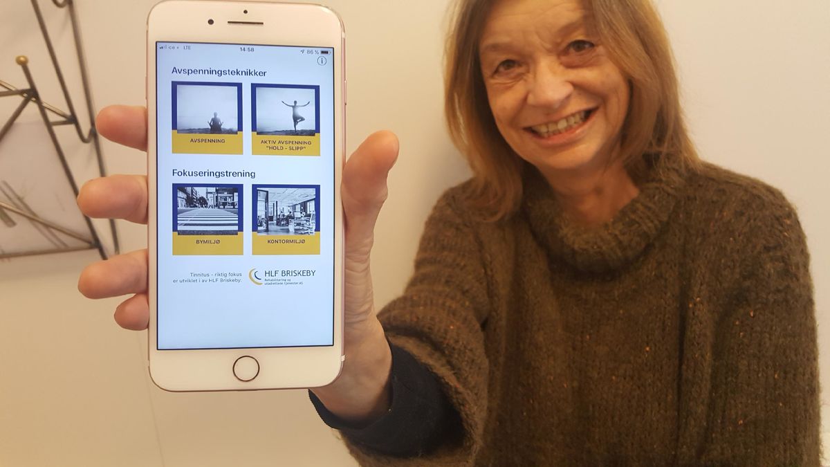 NY APP. Audiopedagog Bente Ørebeck med den nye appen som skal hjelpe mennesker som sliter med tinnitus.