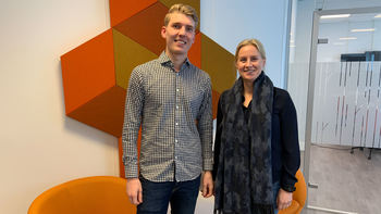 Studentene Solveig Grøndalen og Håkon Kristiansen trives godt med å ha kontorplass i Gründerparken
