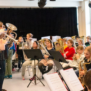 Elever som spiller instrumenter