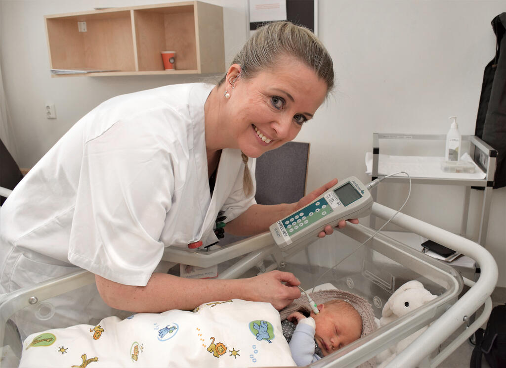 SCREENING AV HØRSEL. Barnepleier Rita Kojen ved St. Olavs hospital vet av egen erfaring hvor viktig det er å avdekke hørselstap tidlig i livet.
