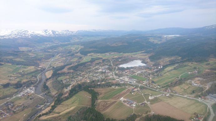 Paragliderbilde Rindal sentrum foto Pål Tore Sveen