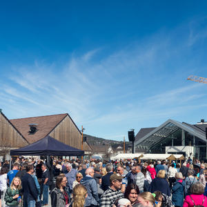 Folkemengde på Brumunddal torg