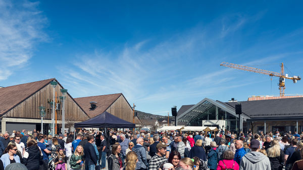 Varehandelen i Ringsaker fortsetter å vokse Folkemengde på Brumunddal torg