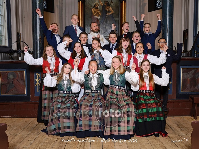 Konfirmantar Øye kyrkje 2019 finklær og jubel foto Lediard.jpg