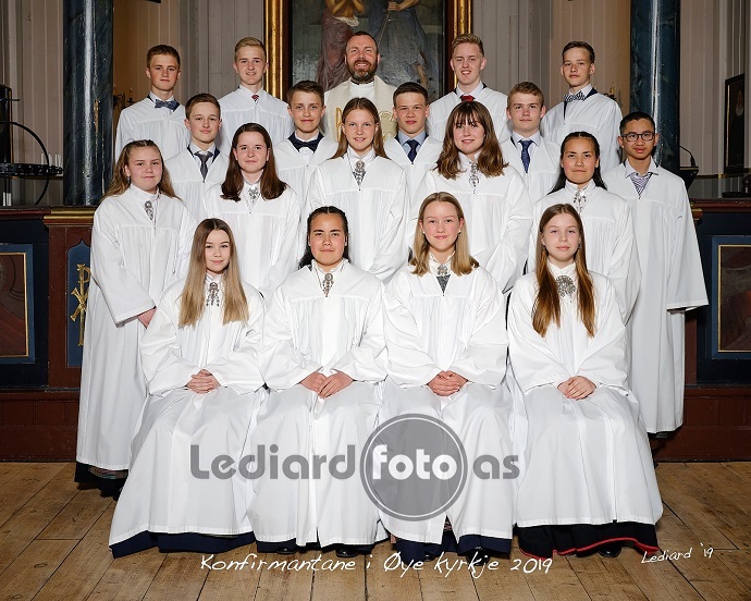 Konfirmantar Øye kyrkje 2019 kvite kapper foto Lediard.jpg