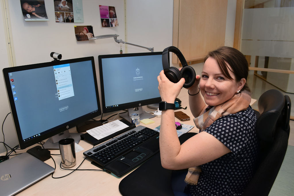 ENKLE TILTAK. Eget kontor, gode hodetelefoner og ekstra PC-skjerm har gitt hørselshemmede Lene Brenneng en bedre jobbhverdag. Foto. Bjørg Engdahl ENKLE TILTAK. Eget kontor, gode hodetelefoner og ekstra PC-skjerm har gitt hørselshemmede Lene Brenneng en bedre jobbhverdag.