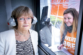 NEDSATT HØRSEL. Stortingsrepresentant Karin Andersen under åpningen av Hvert Øre Teller-kampanjen tirsdag.- Jeg er moden for høreapparat, vedgår hun overfor audiograf Kristina Daland. Foto. Bo Mathisen