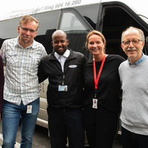 Gruppe mennesker foran taxi