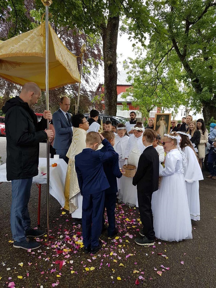 1.communion 1 foto dordi skuggevik.jpg