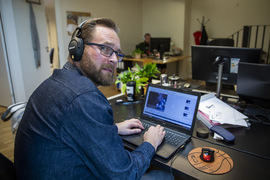 TEKST-NEKT. Styreleder Helge Vik i Norsk Audiovisuell Oversetterforening støtter sine 30 medlemmer som nekter å tekste for Discovery på grunn av for dårlig betaling. Foto. Tom Henning Bratlie, Klassekampen