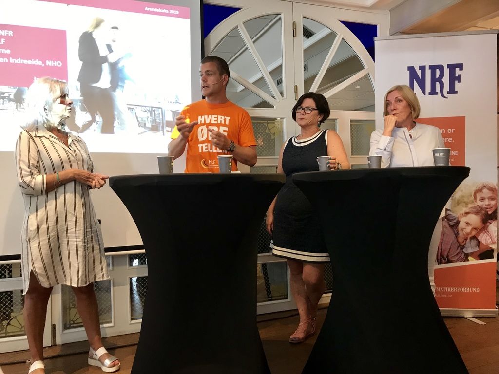 ENGASJERT PANEL Fra venstre forbundsleder Kjerstin Fjeldstad i Norsk Revmatikerforbund, HLFs generalsekretær Henrik Peersen, nestleder Liv Spjeld By i Lederne og spesialrådgiver Ann-Torill Benonisen Indreeide i NHO. ENGASJERT PANEL Fra venstre forbundsleder Kjerstin Fjeldstad i Norsk Revmatikerforbund, HLFs generalsekretær Henrik Peersen, nestleder Liv Spjeld By i Lederne og spesialrådgiver Ann-Torill Benonisen Indreeide i NHO.