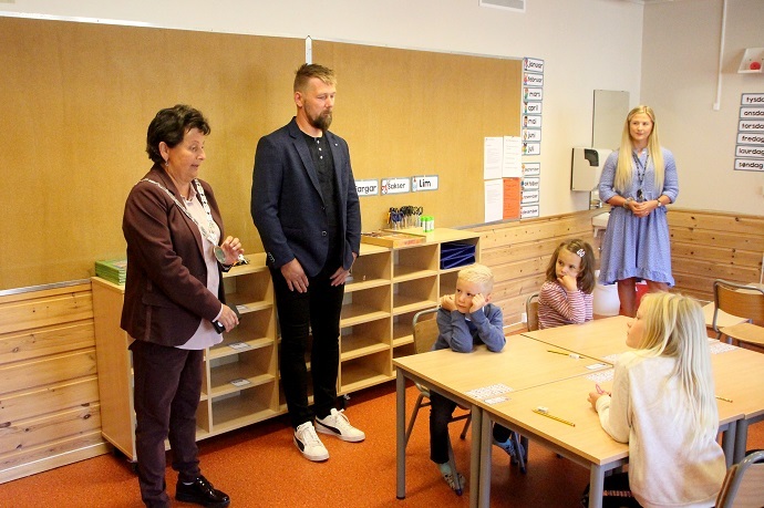 lilly gunn nyheim, arne henning johnsen, elise einum og elevar.jpg