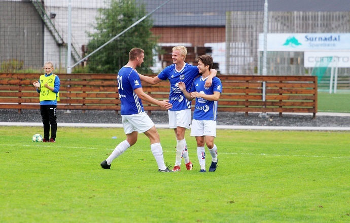 andreas ds, vegar brøske og stein todalshaug feirar 3-0 mot tomrefjord.jpg