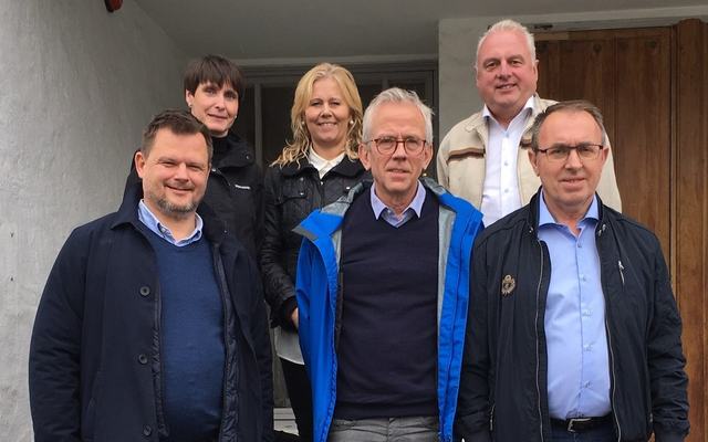 Frå venstre ordførar Jon Håkon Odd, viseinstituttleiar Dagrun Kyrkjebø, rådgjevar Bente Kjørstad Walaker, instituttleiar Georg Førland, ordførar Jan Geir Solheim og ordførar Arild Ingar Lægreid. Frå venstre ordførar Jon Håkon Odd, viseinstituttleiar Dagrun Kyrkjebø, rådgjevar Bente Kjørstad Walaker, instituttleiar Georg Førland, ordførar Jan Geir Solheim og ordførar Arild Ingar Lægreid.