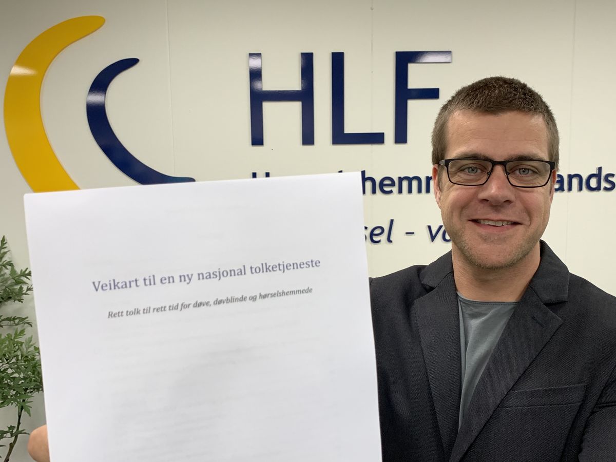 KLARE KRAV. HLFs generalsekretær Henrik Peersen med Veikartet som stiller en rekke krav til en ny nasjonal og langt bedre tolketjeneste. Foto. Tor Slette Johansen KLARE KRAV. HLFs generalsekretær Henrik Peersen med Veikartet som stiller en rekke krav til en ny nasjonal og langt bedre tolketjeneste. Foto. Tor Slette Johansen