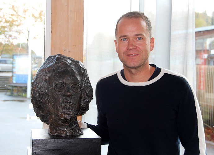 Anders Larsen og Henning-skulpturen.jpg