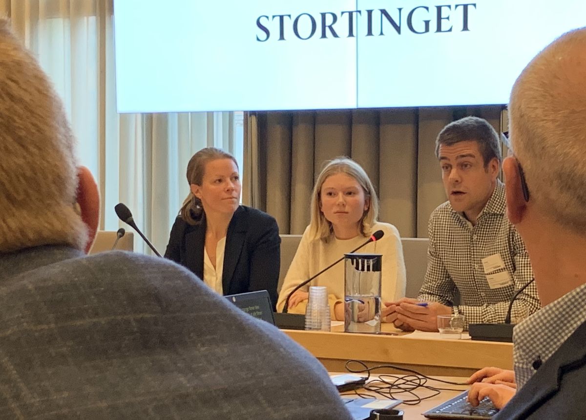KRAV OM TEKSTING. Amanda Wentworth (15) deltok på høring i Stortinget for å få på plass teksting av dubbede barnefilmer. Her sammen med HLFs generalsekretær Henrik Peersen og interessepolitiske rådgiver Marte Oppedal Vale. KRAV OM TEKSTING. Amanda Wentworth (15) deltok på høring i Stortinget for å få på plass teksting av dubbede barnefilmer. Her sammen med HLFs generalsekretær Henrik Peersen og interessepolitiske rådgiver Marte Oppedal Vale.