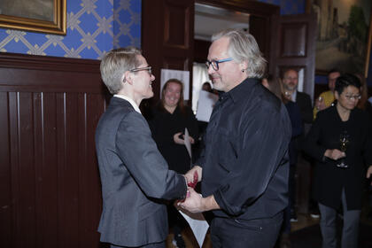 Nestleder Cathrine Nyheim delte ut prisen i klassen studiomusiker til Birger Mistereggen