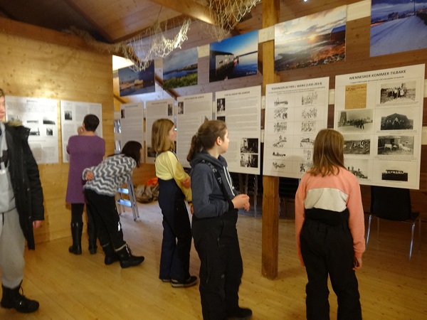 Gamvik skole var på besøk i museum for å markere 75-års jubileum for frigjøring og gjenreisning av Finnmark.