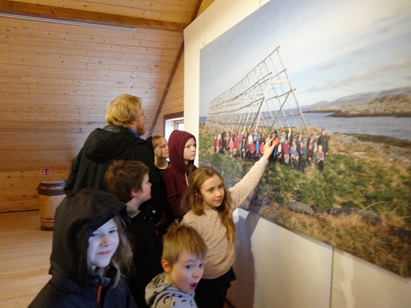 Gamvik skole var på besøk i museum for å markere 75-års jubileum for frigjøring og gjenreisning av Finnmark.