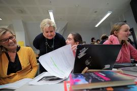 INKLUDERENDE. Statsminister Erna Solberg besøkte elevene på Majorstuen skole etter at hun og kunnskapsminister Jan Tore Sanner hadde lagt frem stortingsmeldingen om inkluderende fellesskap i barnehage og skole. Foto NTB Scanpix