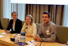 SEIER. Amanda Wentworth (15) og HLFs generalsekretær Henrik Peersen og politisk rådgiver Marte Oppedal Vale krevde teksting av dubbede barnefilmer under høringen på Stortinget i høst. Nå kommer pengene. Foto Tor Slette Johansen