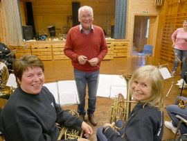 DIRIGENT. Bjarne Bjørkevolls musikalske tinnitus er kun fraværende når han er dypt engasjert eller hører ekte musikk. Her med Aud Hønsi Bøthun og Heidrun Hauglum i Fresvik skulekorps. Foto Terje Eggum