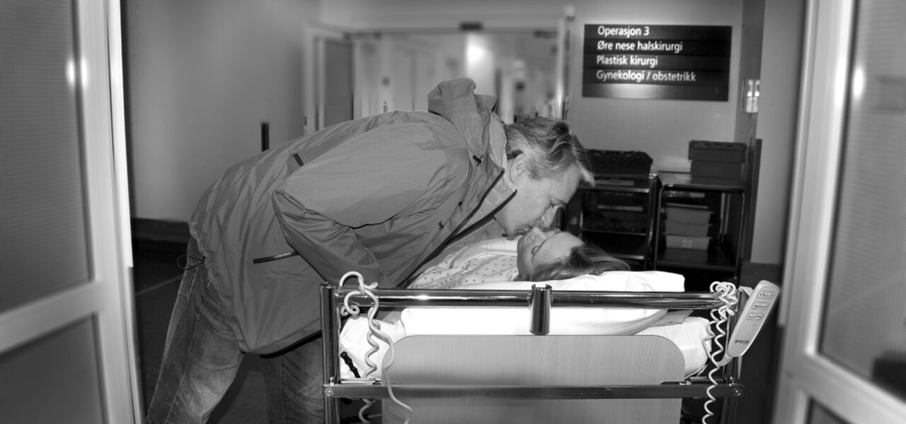 LYKKE TIL Ellen Sagen får et siste lykke-til-kyss fra ektemannen Rolf før hun trilles ned på operasjonsstuen på Rikshospitalet. Foto Marianne Otterdahl-Jensen