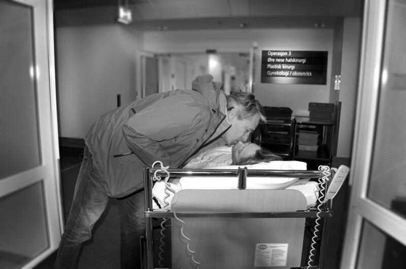 LYKKE TIL Ellen Sagen får et siste lykke-til-kyss fra ektemannen Rolf før hun trilles ned på operasjonsstuen på Rikshospitalet. Foto Marianne Otterdahl-Jensen